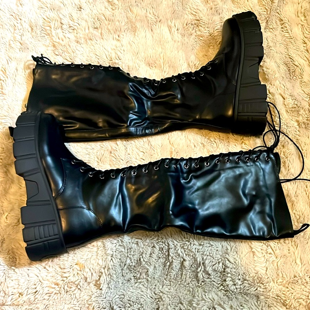 Fashionista - Black Knee High Lace Up Chunky Boots